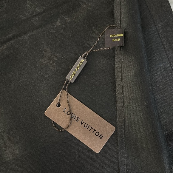 Scarf  LV new with tag!! - Picture 2 of 4